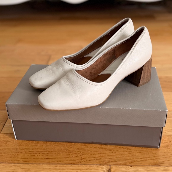 Franco Sarto Neveah Leather Pumps in Putty | Size 7 - Picture 5 of 6